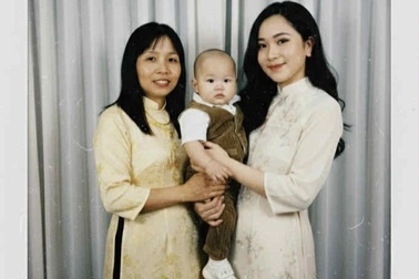 Cô gái trào nước mắt được "chụp ảnh" với mẹ đã qua đời 13 năm trước