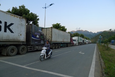 Vì sao cửa khẩu Ma Lù Thàng ùn ứ hàng trăm xe container?
