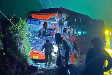 Ô tô khách đấu đầu xe đầu kéo trong đêm, 2 người thương vong