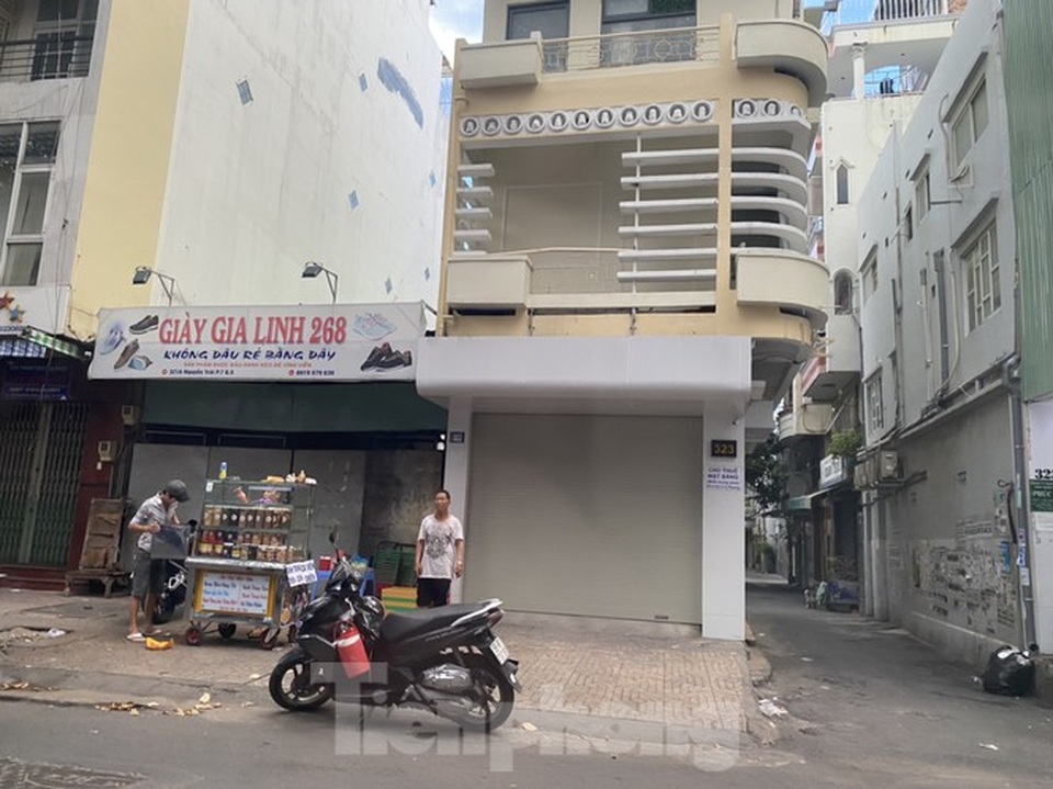 Nhà phố tiền tỷ thi nhau đóng cửa, treo biển cho thuê ở trung tâm Sài Gòn - 6 Nhà phố tiền tỷ thi nhau đóng cửa, treo biển cho thuê ở trung tâm Sài Gòn - 6
