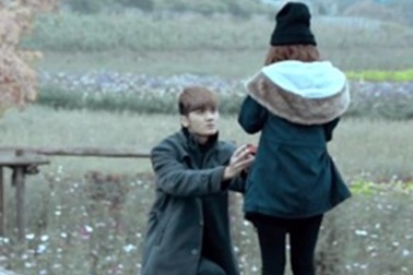 "Mình yêu nhau đi" phiên bản cầu hôn lãng mạn