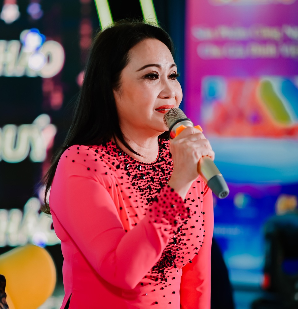 Nghệ sĩ Thanh Hằng chui xuống gầm bàn để hát vì quá nhớ nghề - 2 Nghệ sĩ Thanh Hằng chui xuống gầm bàn để hát vì quá nhớ nghề - 2