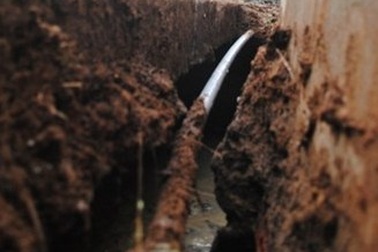 Sạt lở núi, xuất hiện hố sụt lún sâu hơn 10m 