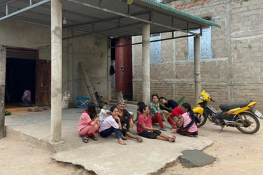 Nhà nghèo chật vật xoay tiền chuộc con đi làm "việc nhẹ lương cao"