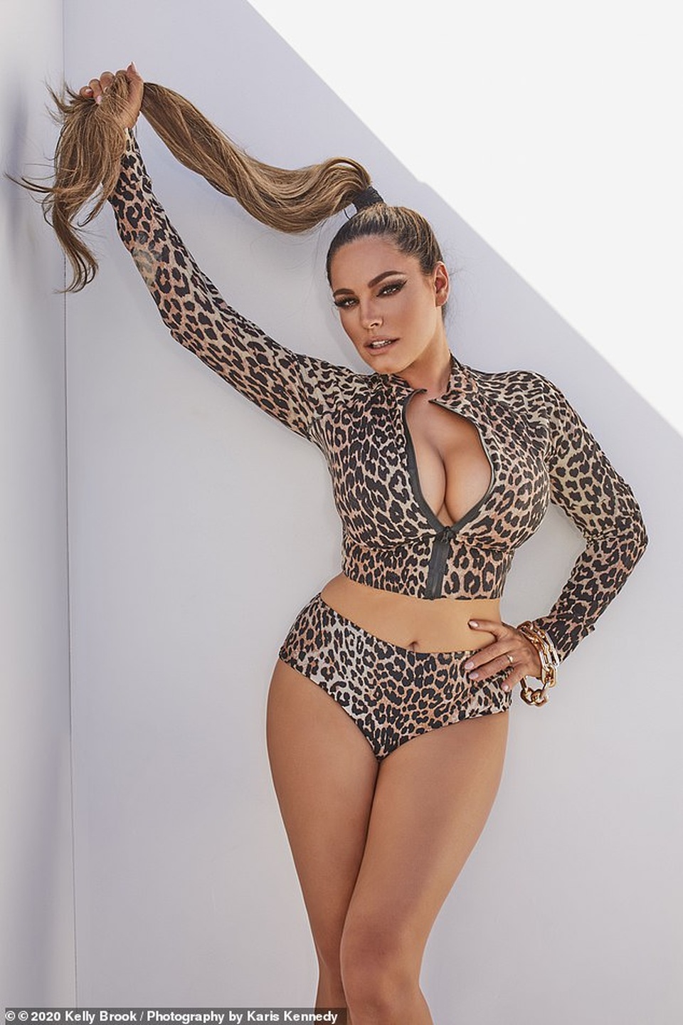Bộ ảnh lịch 2021 cực hot của Kelly Brook - 5 Bộ ảnh lịch 2021 cực hot của Kelly Brook - 5