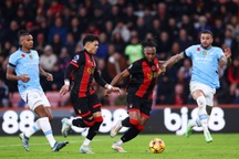 Báo Anh: "Kyle Walker khiến Man City thua đau đớn Bournemouth"
