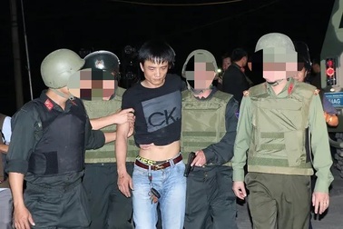 Khởi tố nhóm đối tượng buôn ma túy ôm hàng nóng cố thủ suốt nhiều giờ