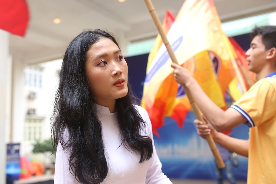 Đại sứ THPT Chuyên Sư phạm “hút ánh nhìn” khi cổ vũ chung kết Olympia - 4 Đại sứ THPT Chuyên Sư phạm “hút ánh nhìn” khi cổ vũ chung kết Olympia - 4