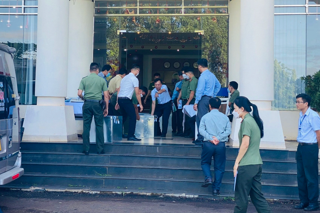 Thầy cô giáo băng rừng… đứt cả dép mới đến được điểm thi huyện biên giới - 4 Thầy cô giáo băng rừng… đứt cả dép mới đến được điểm thi huyện biên giới - 4