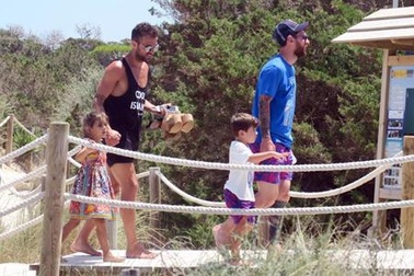 Messi rủ rê Fabregas cùng đưa bạn gái đi chơi