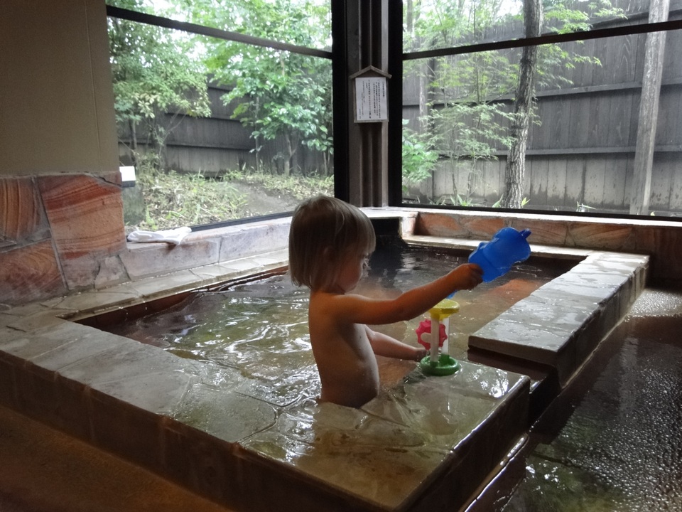 Làm thế nào để trẻ em cũng được trải nghiệm tắm onsen? - 1 Làm thế nào để trẻ em cũng được trải nghiệm tắm onsen? - 1