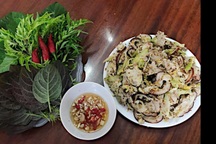 Đặc sản "thui rơm" thơm nức mũi, khách vừa ăn vừa cuốn mỏi tay ở Ninh Bình