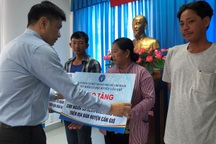 BHXH TPHCM tặng sổ BHXH, thẻ BHYT cho người dân Cần Giờ