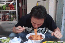 Khách nước ngoài khen hết lời khi thưởng thức bún riêu vỉa hè ở Việt Nam