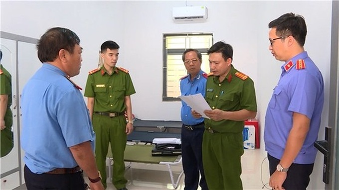 Cơ quan CSĐT đọc lệnh bắt thanh tra giao thông tỉnh Bà Rịa - Vũng Tàu về tội Nhận hối lộ. Ảnh: Viện Kiểm sát nhân dân tỉnh Bà Rịa - Vũng Tàu