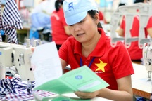 BHXH VN: Bàn giao hơn 2.100 sổ BHXH cho người lao động quản lý