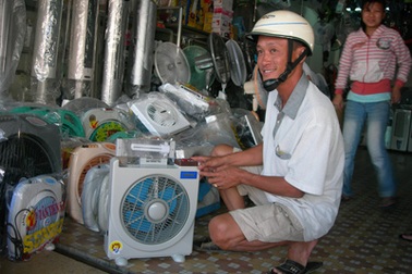 Nắng nóng kèm cúp điện, quạt sạc “cháy” hàng