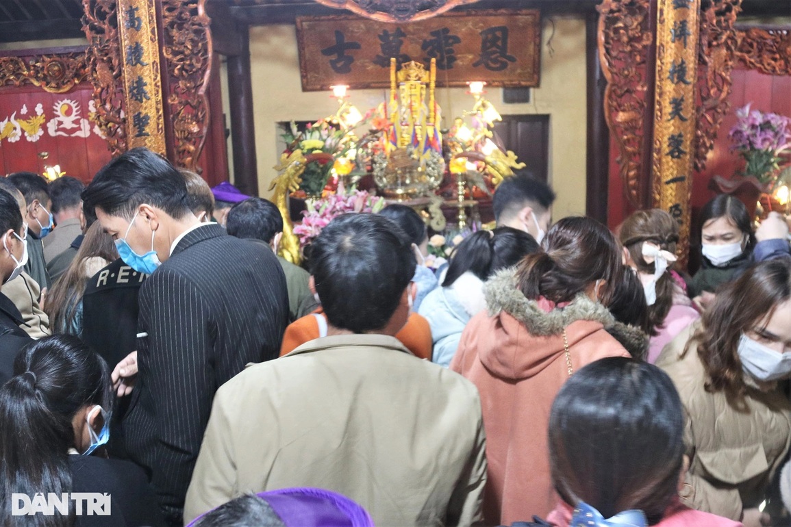 Đầu năm chen chúc tại Đền thờ Chế thắng Phu nhân Nguyễn Thị Bích Châu - 4 Đầu năm chen chúc tại Đền thờ Chế thắng Phu nhân Nguyễn Thị Bích Châu - 4