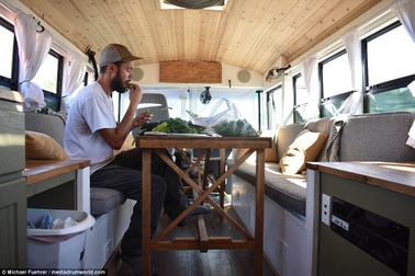 Quá tiện căn nhà di động cải tạo từ chiếc xe buýt trường của chàng trai 25 tuổi mê du lịch