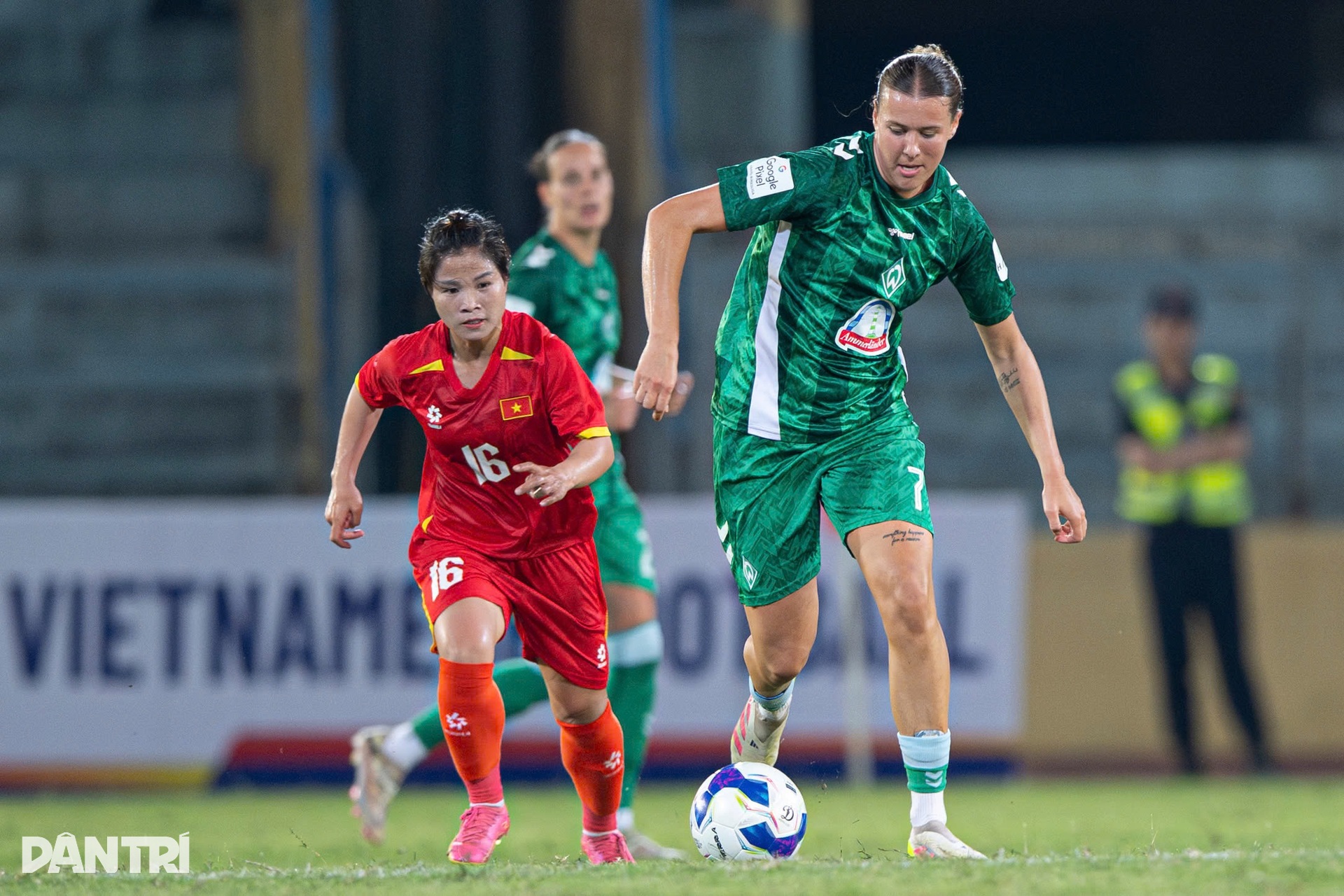 Thể hình vượt trội, dàn sao Werder Bremen áp đảo tuyển nữ Việt Nam - 7 Thể hình vượt trội, dàn sao Werder Bremen áp đảo tuyển nữ Việt Nam - 7