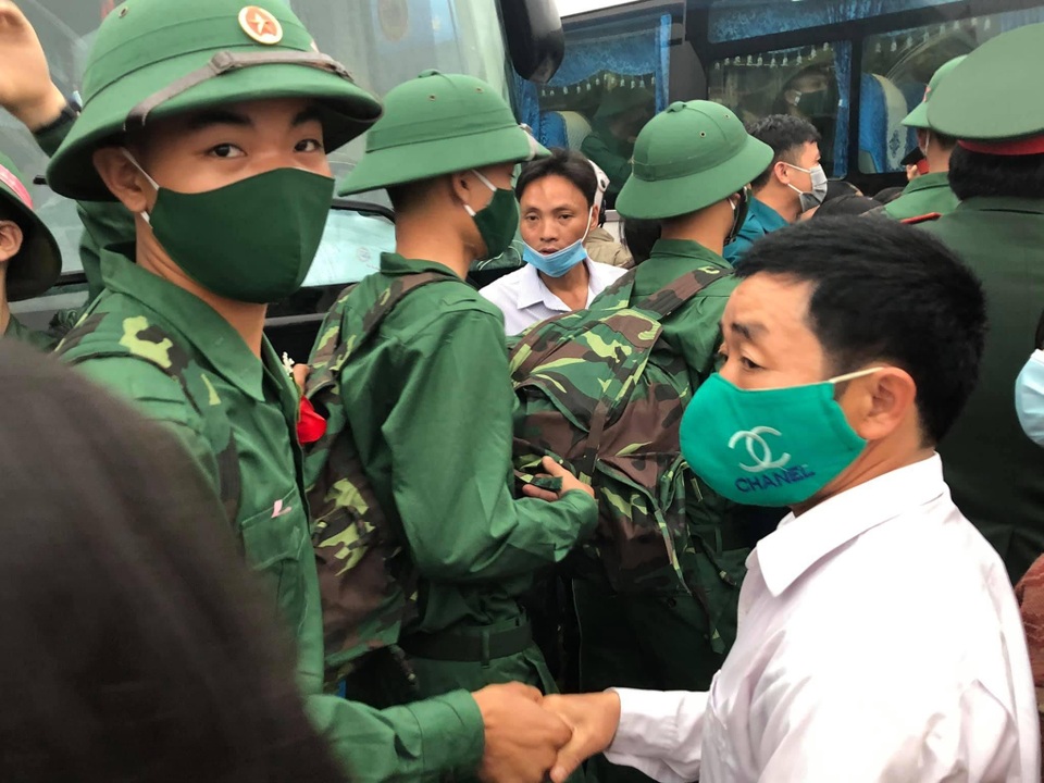 Gần 1.000 thanh niên Quảng Bình lên đường nhập ngũ - 2 Gần 1.000 thanh niên Quảng Bình lên đường nhập ngũ - 2