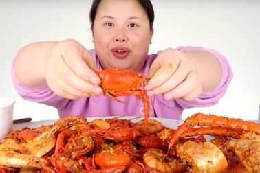 25 tuổi, kiếm 2 tỷ trong 8 tháng nhờ ăn hàng tấn thức ăn