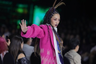 “Chị đẹp” Lynk Lee khoe nét nữ tính trên sàn diễn thời trang - 5