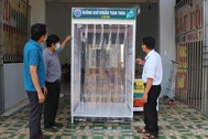 Thầy giáo trường huyện chế buồng khử khuẩn chờ học sinh trở lại trường