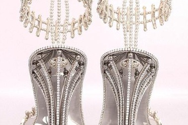 Beyoncé đi giày kim cương 9 tỷ