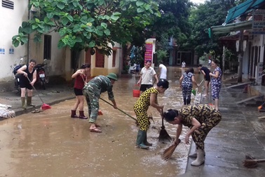 Hàng trăm người dân TP Yên Bái dọn bùn sau lũ
