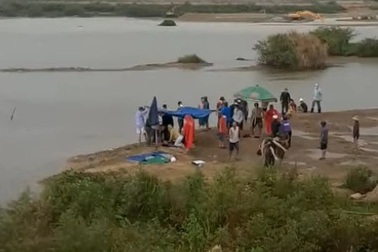 Ba người trong một gia đình chết đuối khi đi cào don