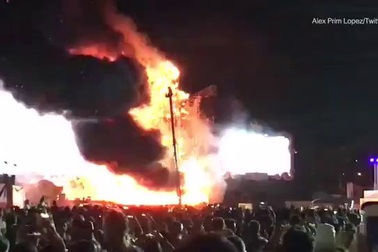 Khói đen bốc lên cuồn cuộn trong vụ hỏa hoạn xảy ra tại festival âm nhạc