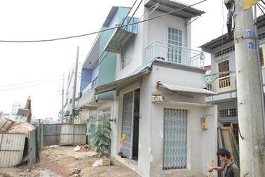 TPHCM: Hàng chục người tháo chạy vì nhà nghiêng, nứt