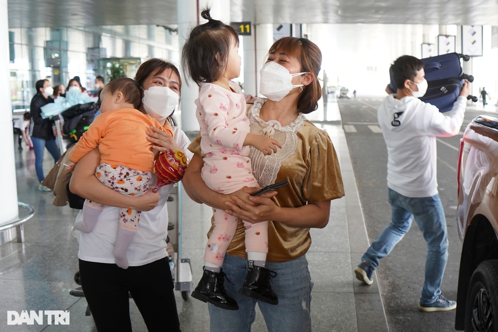 Gương mặt trẻ thơ, cái ôm tràn nước mắt trong chuyến bay giải cứu đầu tiên - 23 Gương mặt trẻ thơ, cái ôm tràn nước mắt trong chuyến bay giải cứu đầu tiên - 23