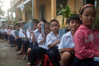 Tiếp nguồn dinh dưỡng, trao gửi yêu thương đến trẻ em vùng lũ