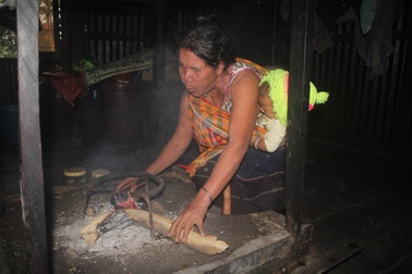 “Làng đèn dầu” sống cạnh đại thủy điện