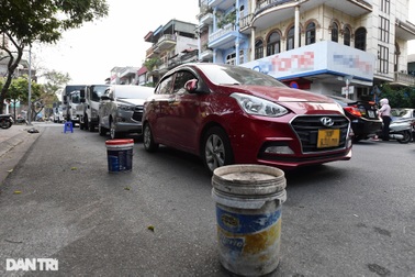 Khổ như đăng kiểm ở Hà Nội: Tài xế vạ vật, người dân xếp thùng "đuổi" xe