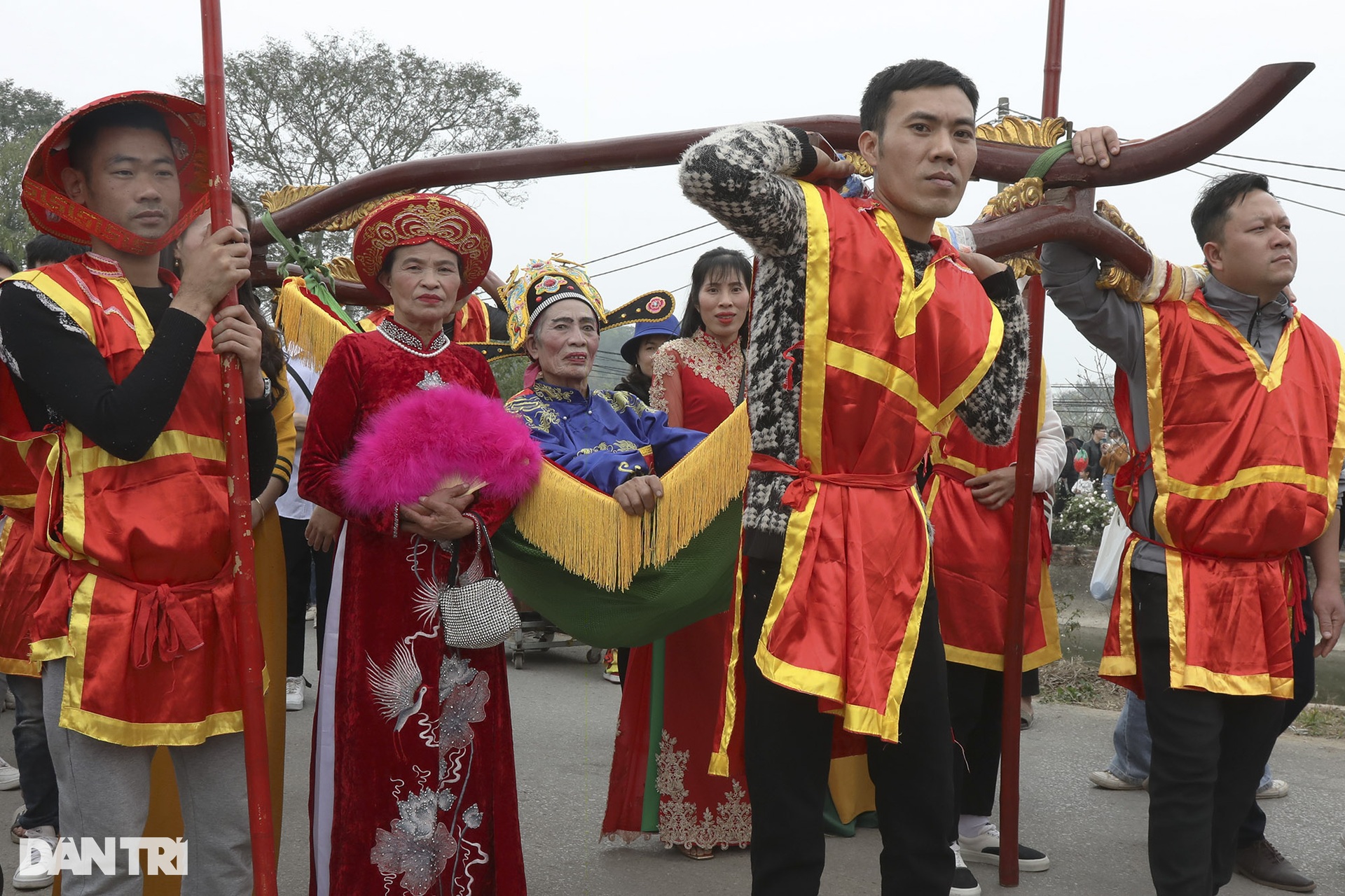 Tái hiện sinh động vua, chúa, quan tứ trụ về bái yết trong lễ hội ở Hà Nội - 5 Tái hiện sinh động vua, chúa, quan tứ trụ về bái yết trong lễ hội ở Hà Nội - 5