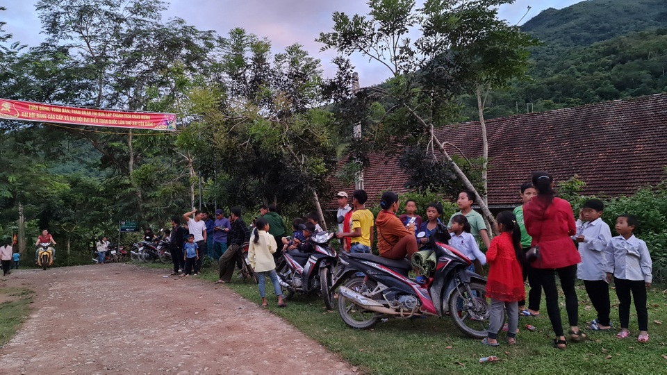 Vượt hơn 300 km, tổ chức Trung thu sớm cho trẻ em vùng biên giới xứ Nghệ - 2 Vượt hơn 300 km, tổ chức Trung thu sớm cho trẻ em vùng biên giới xứ Nghệ - 2