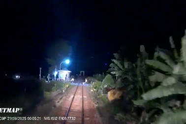 Nhân viên gác chắn tàu cứu người nhanh như điện