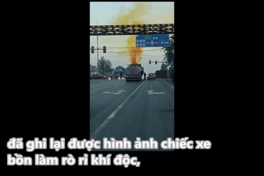 Khoảnh khắc xe bồn gặp sự cố khiến khí độc rò rỉ trên đường phố Trung Quốc