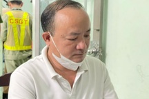 Tạm giam người đàn ông đập vỡ kính ô tô, bắt tài xế quỳ lạy ở Bình Dương