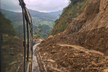 Quốc lộ 15C đi huyện Mường Lát thông xe tạm thời sau 10 ngày tê liệt