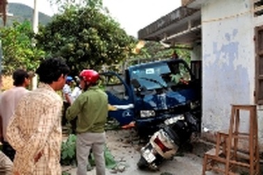 Hai ôtô lao vào nhà dân, 2 tài xế bị thương nặng