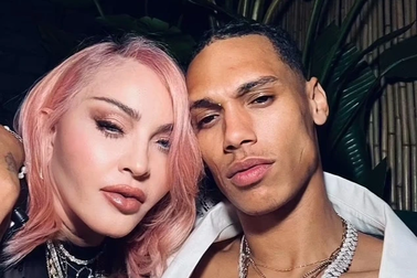 Madonna gây sốc vì thân mật với nam người mẫu kém 41 tuổi