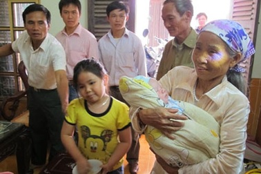 Hình ảnh về nhà cảm động của bé sơ sinh bị bắt cóc