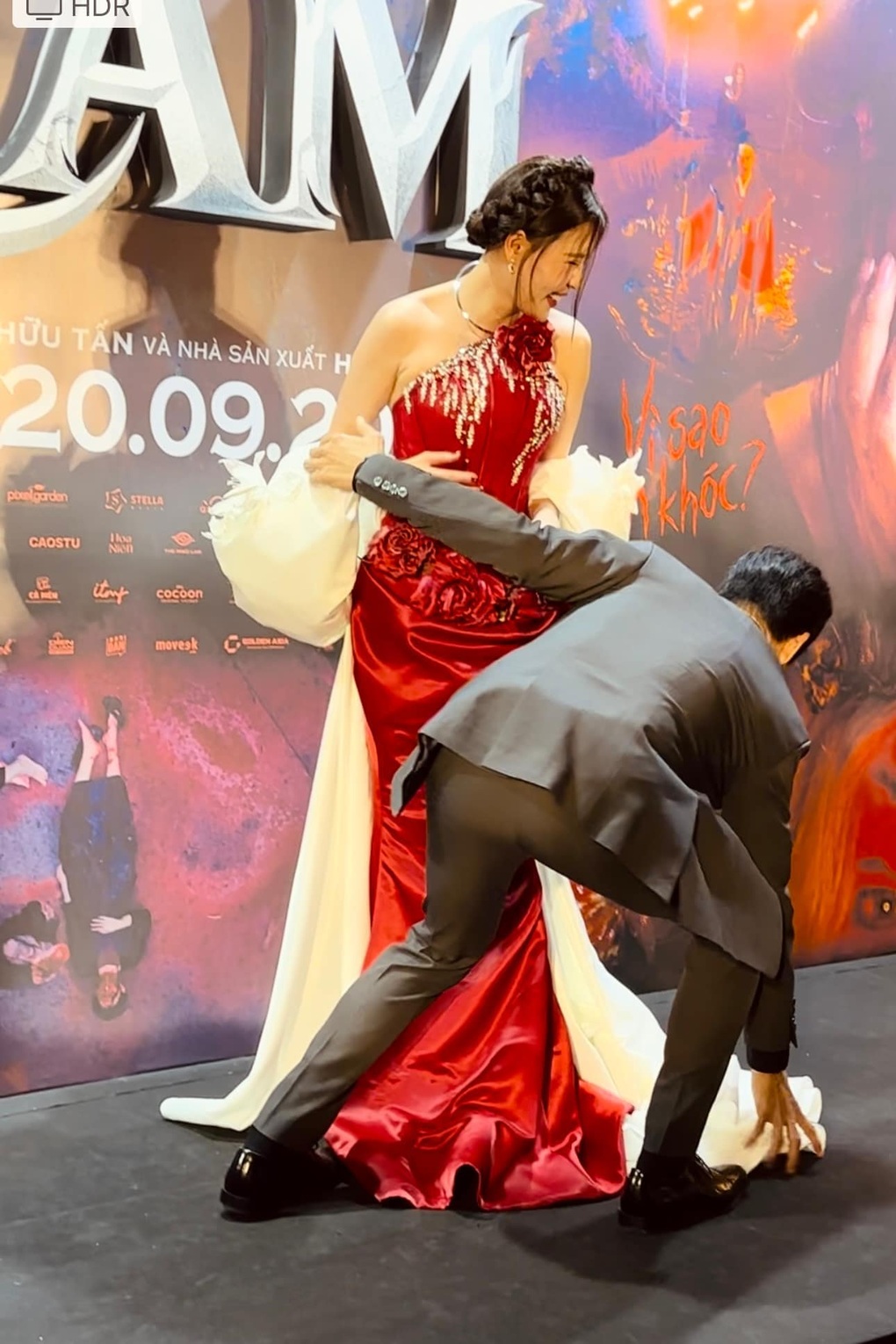Thúy Diễm được Lương Thế Thành chỉnh váy trên thảm đỏ phim Cám - 2 Thúy Diễm được Lương Thế Thành chỉnh váy trên thảm đỏ phim Cám - 2