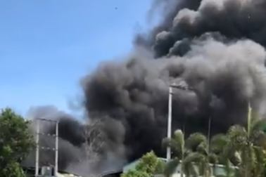 “Vòi rồng” khói đen đặc trong đám cháy dữ dội tại cơ sở nhôm nhựa