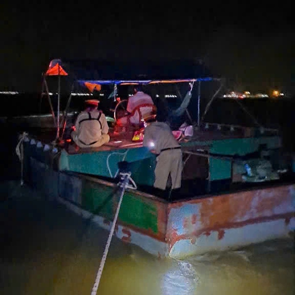 Xử phạt 2 phương tiện chở cát không rõ nguồn gốc trên sông Cổ Chiên - 1 Xử phạt 2 phương tiện chở cát không rõ nguồn gốc trên sông Cổ Chiên