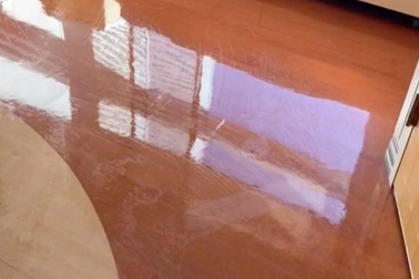 Người phụ nữ kinh hãi khi thấy dấu chân "hồn ma" xuất hiện trên sàn nhà